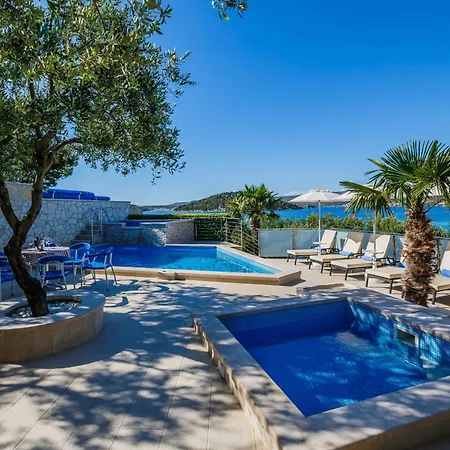 Strandnahes Mit Garten In Tatil Evi Ražanj